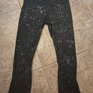 Vintage lululemon athletica Black/Grey Geometric Shaped Cropped Leggings-4